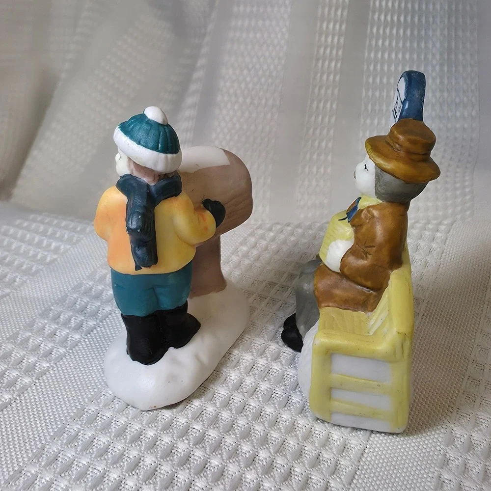 Christmas Figurines 2 Piece Set Winter Scene Mailbox Bus Stop Adorable Vintage‎